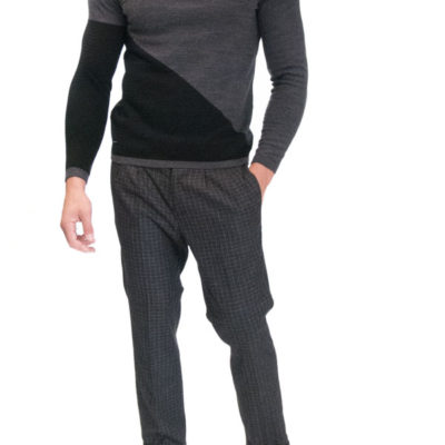 Pantalone quadri Guess abbinato a maglia Besilent grigia