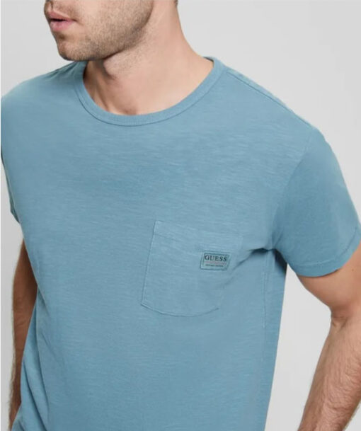 T-shirt azzurra uomo con taschino GUESS-2